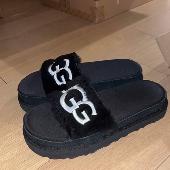 Ugg slippers - Picture 3 of 5